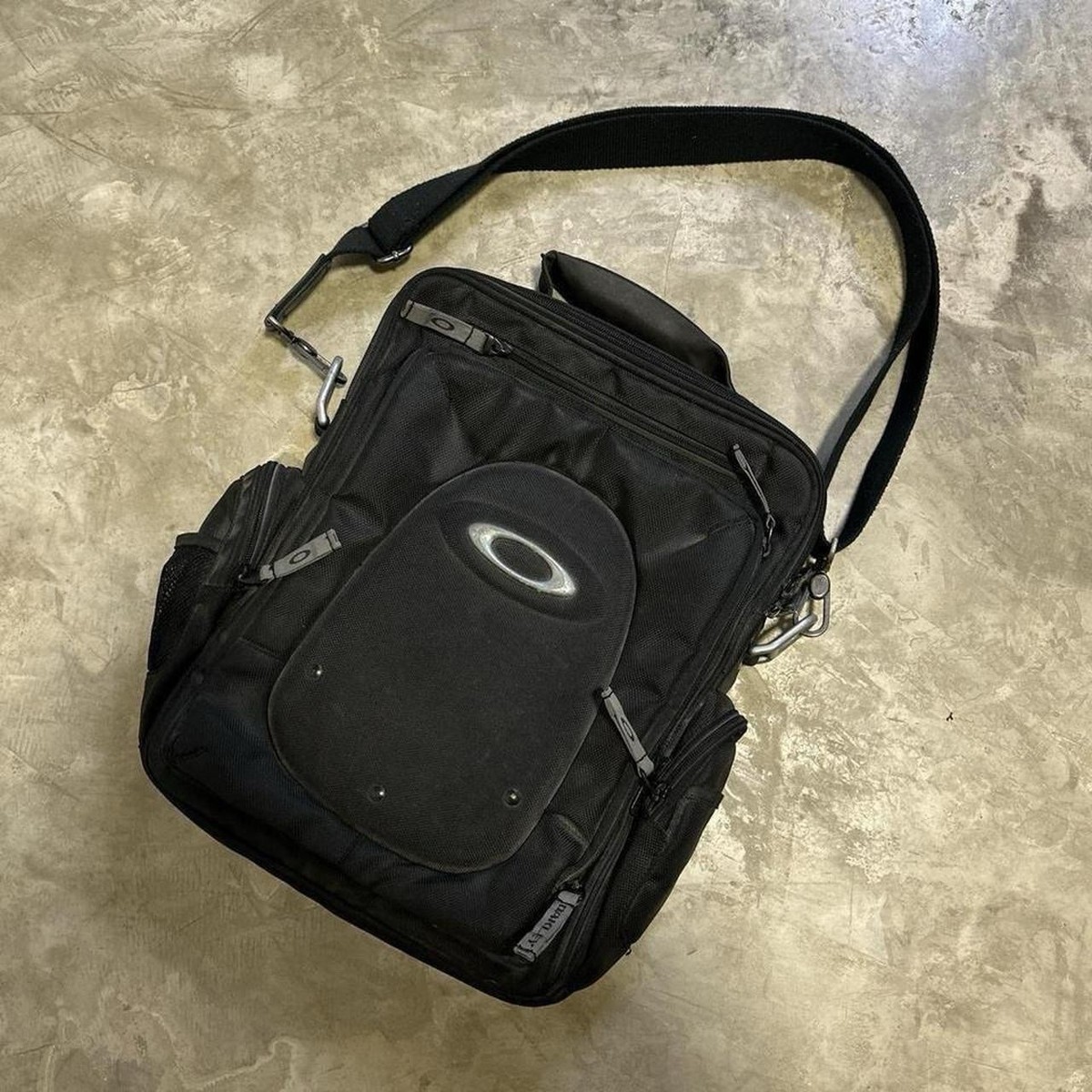 Vintage 2000's Oakley Cyber Slide Sling Bag Black Messenger Rare