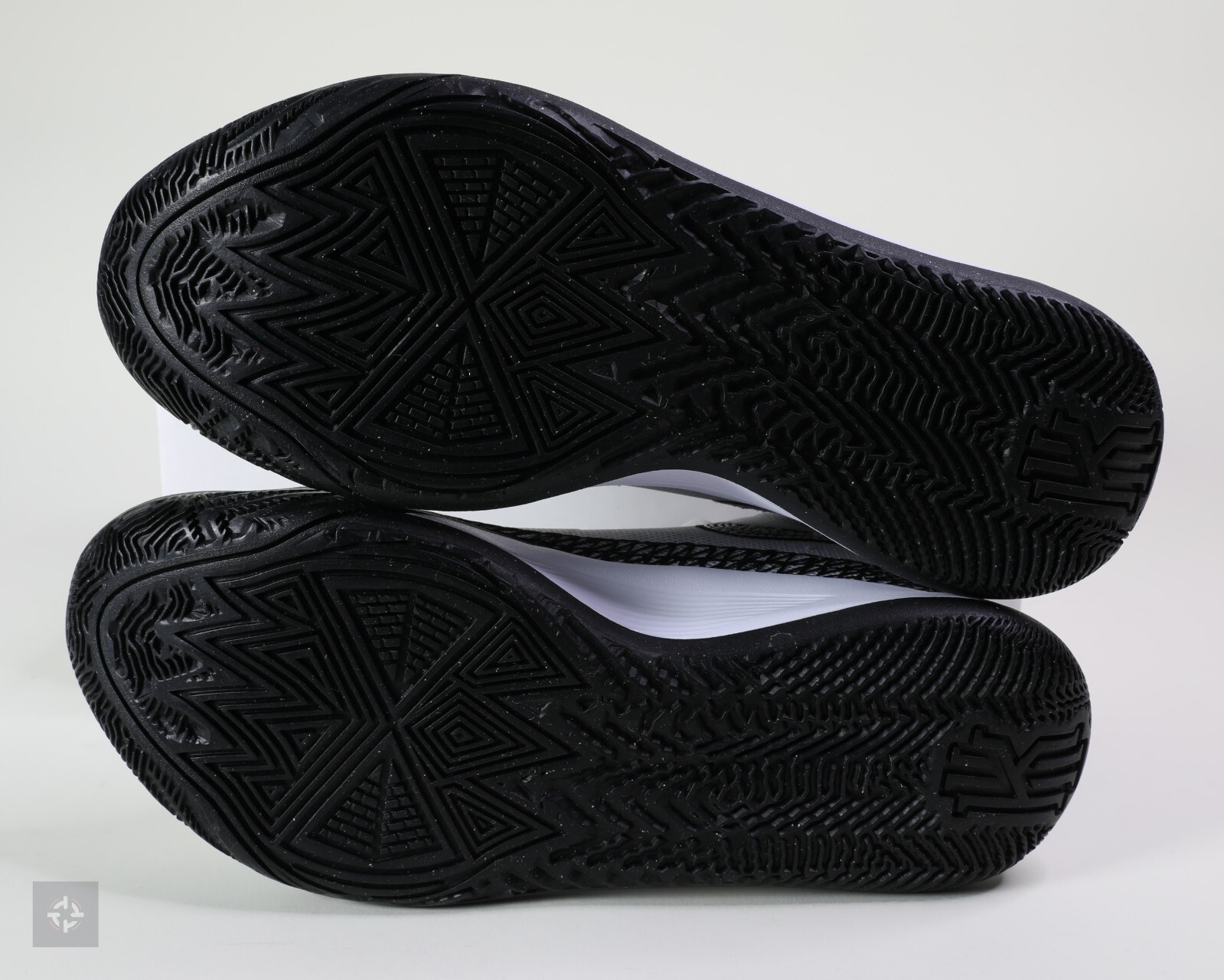 Nike Kyrie Flytrap 6 White Black Athletic Shoes Men's Size 8.5-11.5 (DM1125-101)