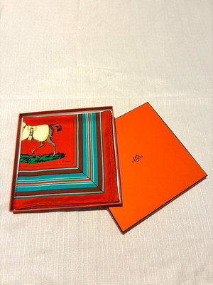 HERMES Carre 90 Scarf Couvertures et Tenues de Jour Silk Orange Red with Box