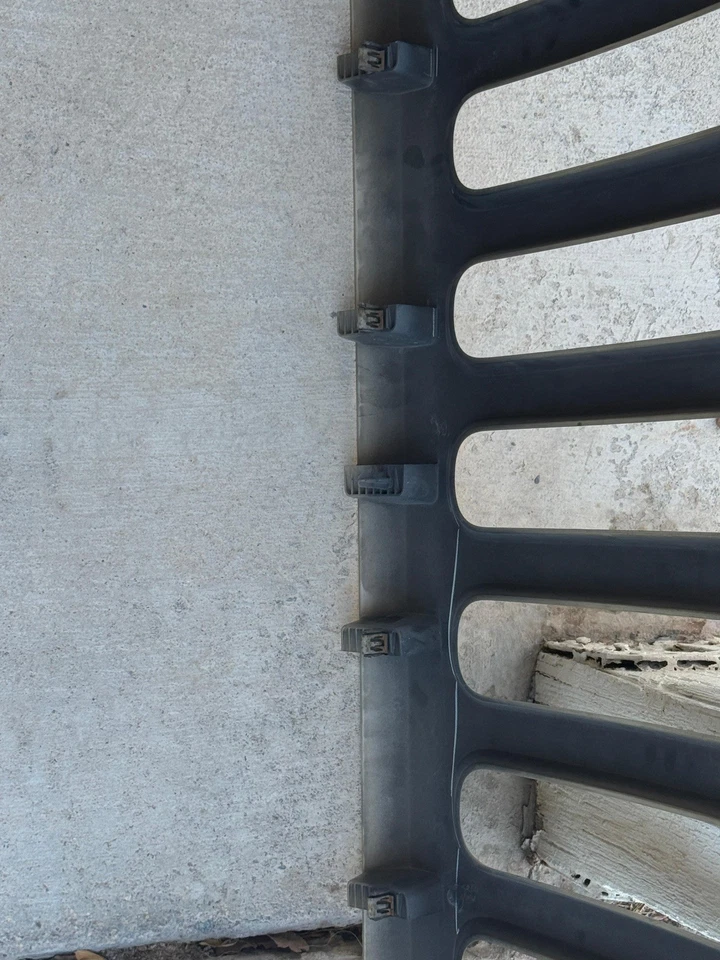 Conjunto de grade dianteira prata Jeep Wrangler JK 2007-2018 fabricante de equipamento original - Imagem 2 de 4