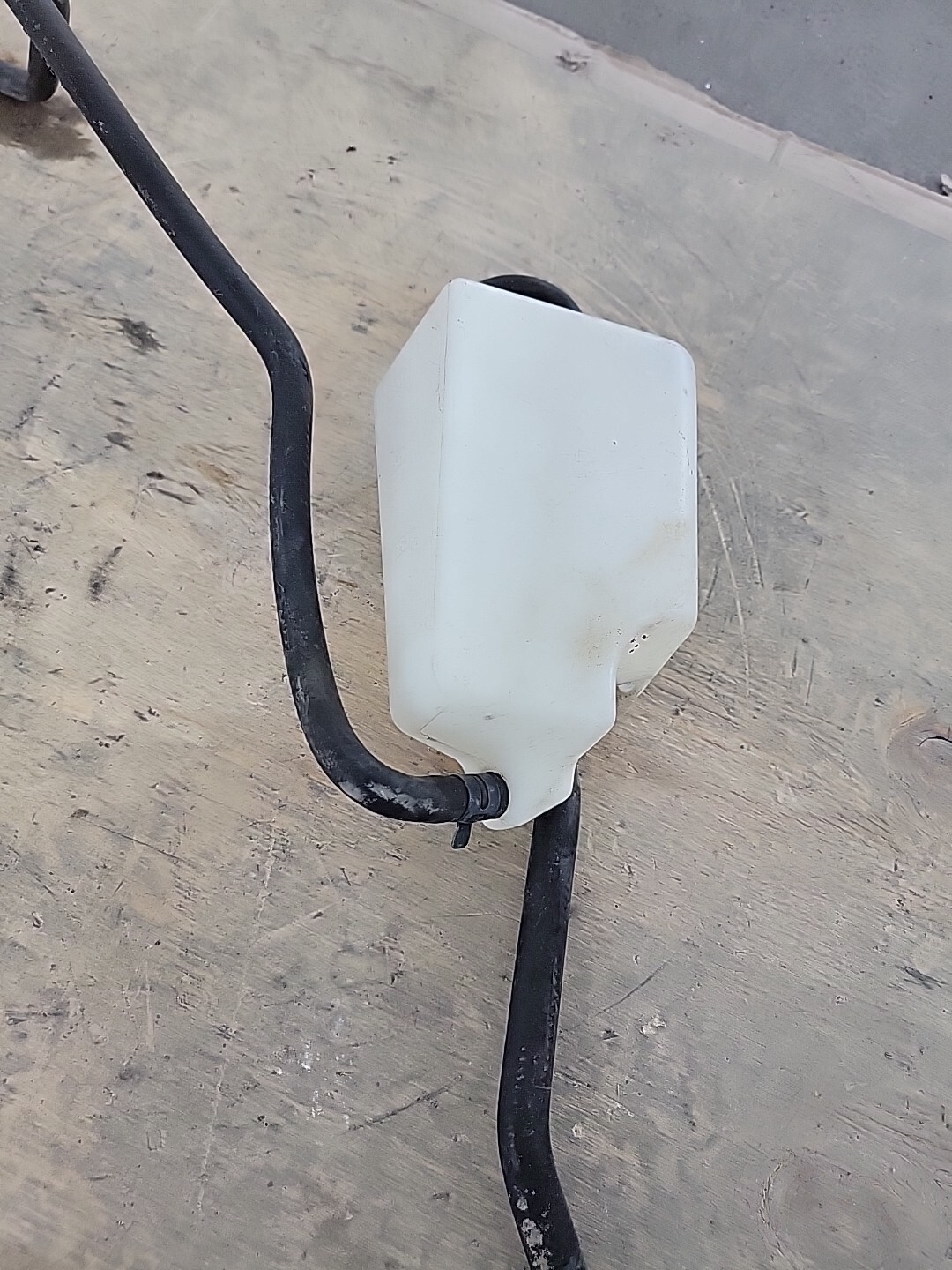2011 ASTON MARTIN V8 DB9 RADIATOR COOLANT EXPANSION RESERVOIR TANK OEM