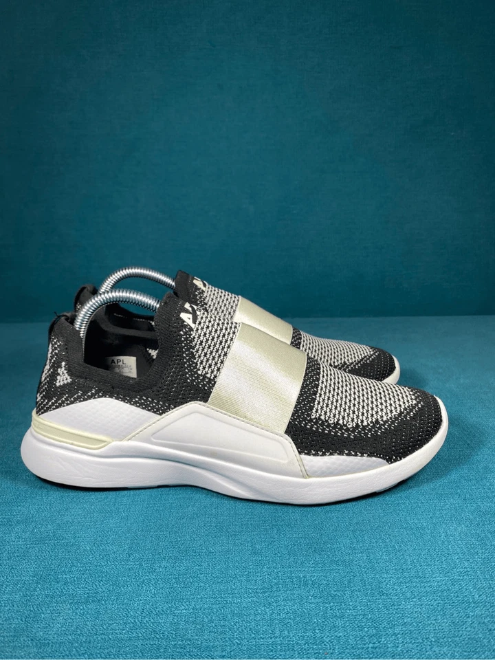 Size 9.5 - Women’s APL Techloom bliss black and white shoes Foto 3 de 4