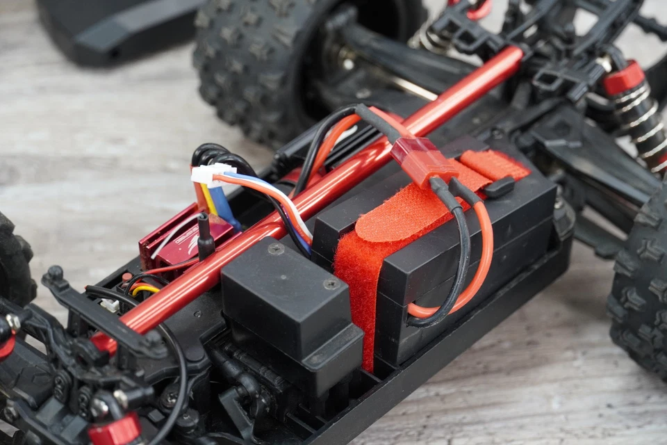 Coches de radiocontrol sin escobillas 1/14 para adultos rápidos 60 KPH, camiones de radiocontrol 4x4 todoterreno ROTOS Foto 4 de 4