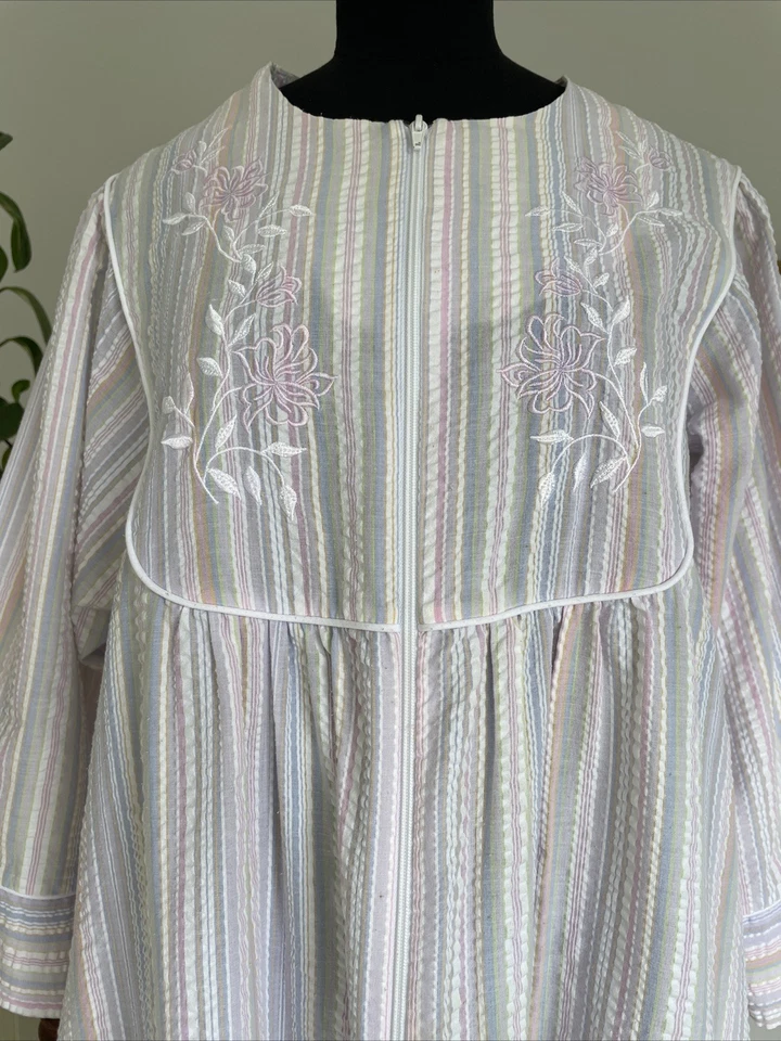 Camisola listrada pastel bordada floral vintage com zíper tamanho XL Mumu Cottage Boho - Imagem 3 de 4