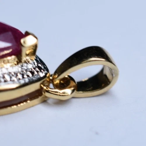 Colgante de plata con rubí y diamantes enchapados en oro - Joyería de calidad premium .01 ct tdw Foto 3 de 4