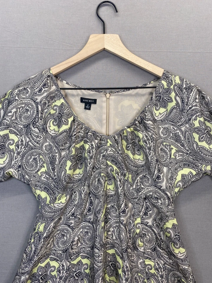 Vestido para mujer Nine West estampado cachemir mangas cortas abullonadas cuello en V talla 2 Foto 3 de 4