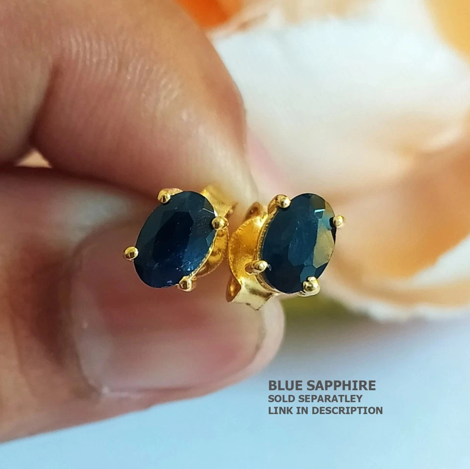Aretes ovalados de zafiro azul natural con cierre de relleno dorado para nacimiento de septiembre Foto 2 de 4