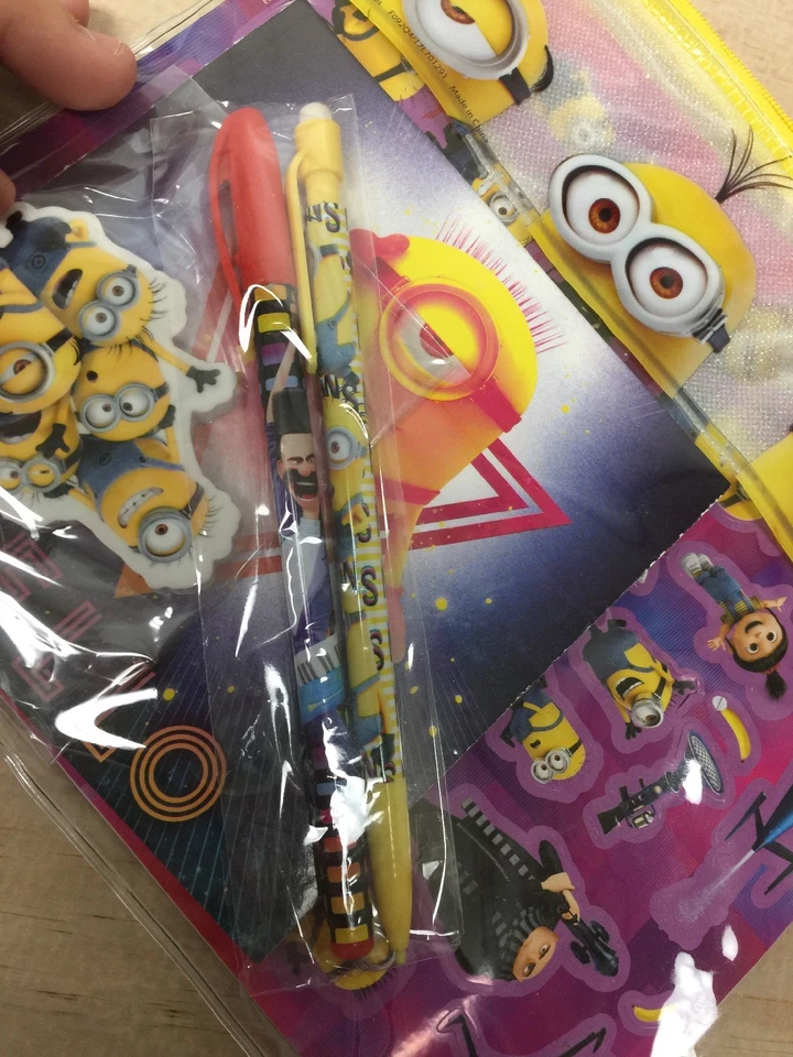 Minions Fun Pack наклейки листы, карандаши, ноутбук, ластик, сумка. НОВЫЙ - Изображение 4 из 4