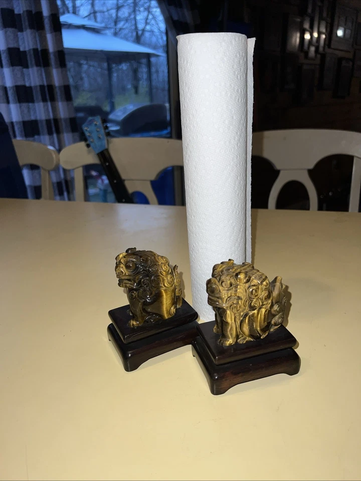 Ojo de tigre tallas de piedra de Foo Dogs (Leones guardianes) en soportes de madera Foto 3 de 4