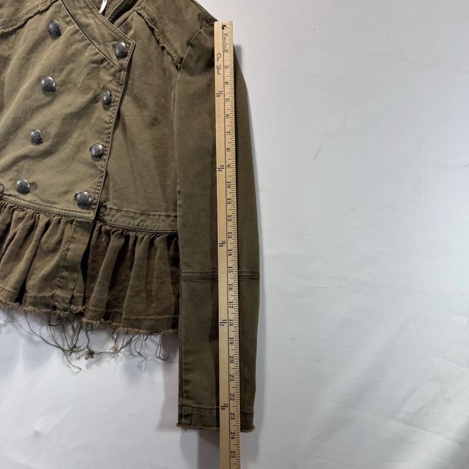 Chaqueta verde militar con dobladillo con volantes Free People con botones y peplum talla XS Foto 2 de 4