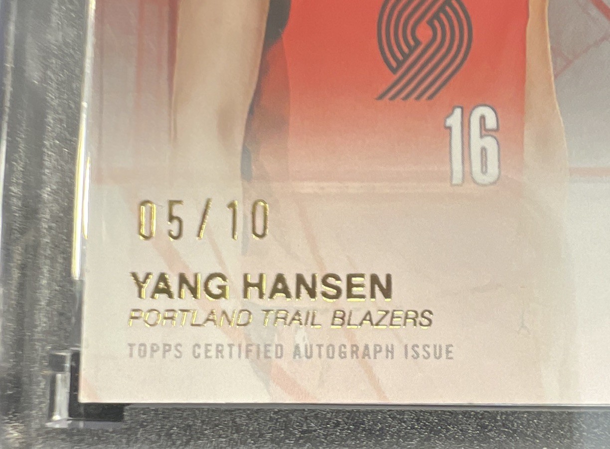 2025-26 Topps Three Yang Hansen Blazers #RAP-YH Rookie Auto Patch Gold 2/10 view 2