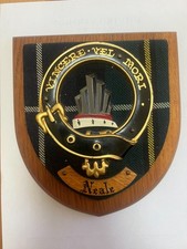 Plaque murale vintage clan écossais MacNeil of Barra écusson Neale tartan chêne bois M