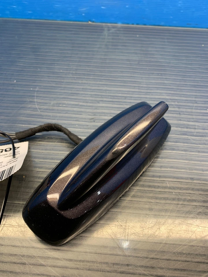 Antena de aleta de tiburón montada en techo GMC Yukon 2015-2020 OEM 84081914 Foto 4 de 4