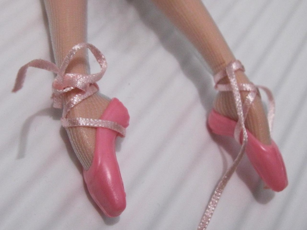 NEW 2000 MATTEL BARBIE Doll pink RIBBON BALLET MASQUERADE