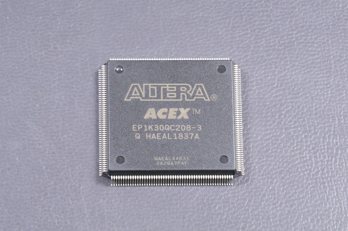 EP1K30QC208-3 Altera ACEX FPGA 1728 Cell 30K Gate 200MHz 220nm 2.5