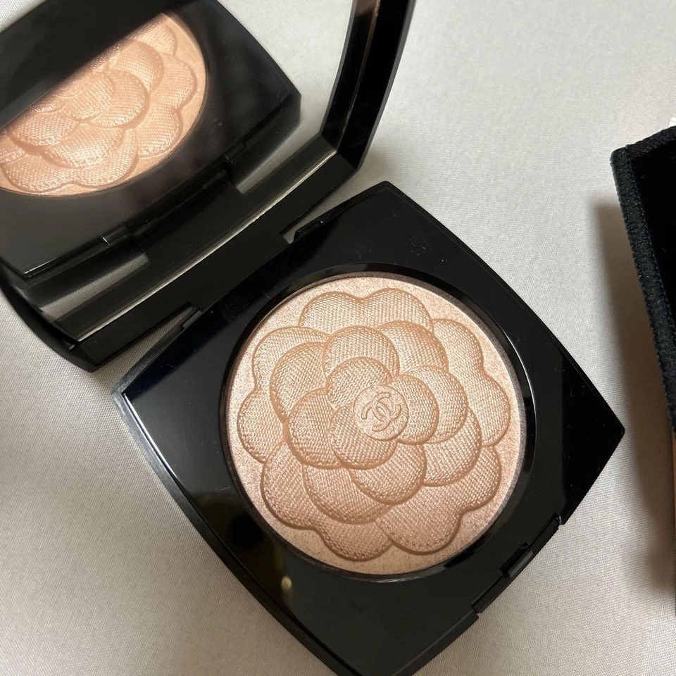 Chanel Reve De Camelia Illuminating Powder 10g / 0.35oz 2022 Limited Edition NEW - Image 2 of 4