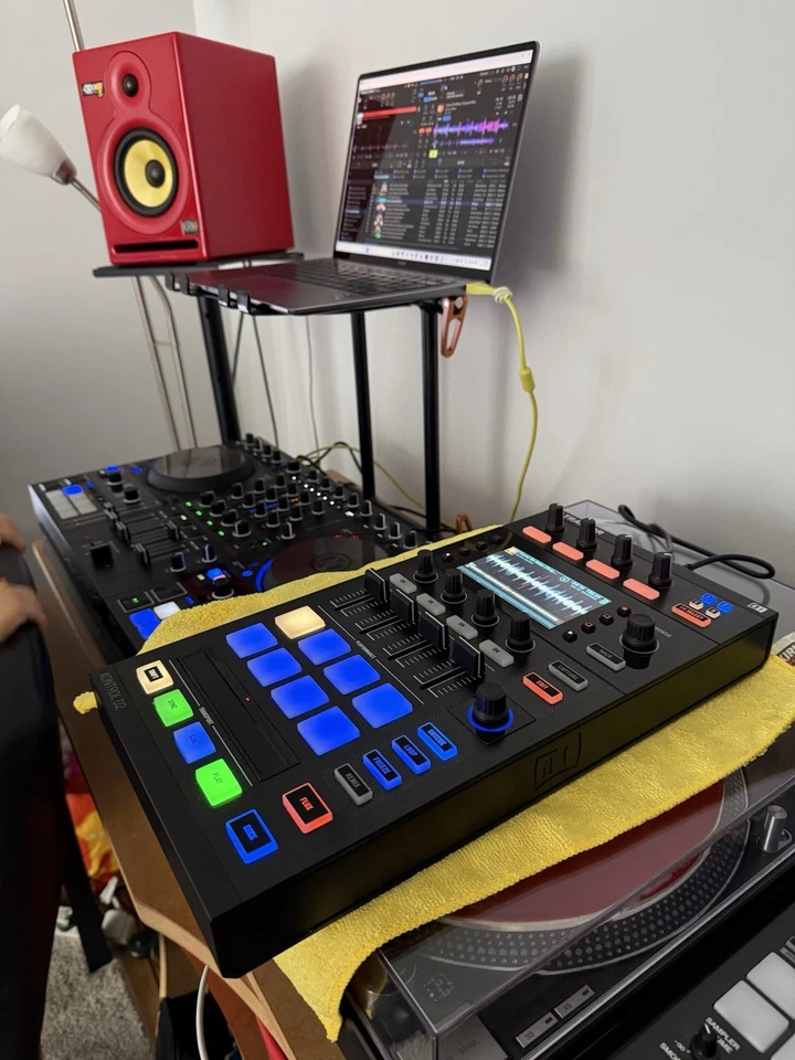 Native Instruments Traktor Kontrol D2 DJ Controller 2-Channel open to offers - Image 2 of 4