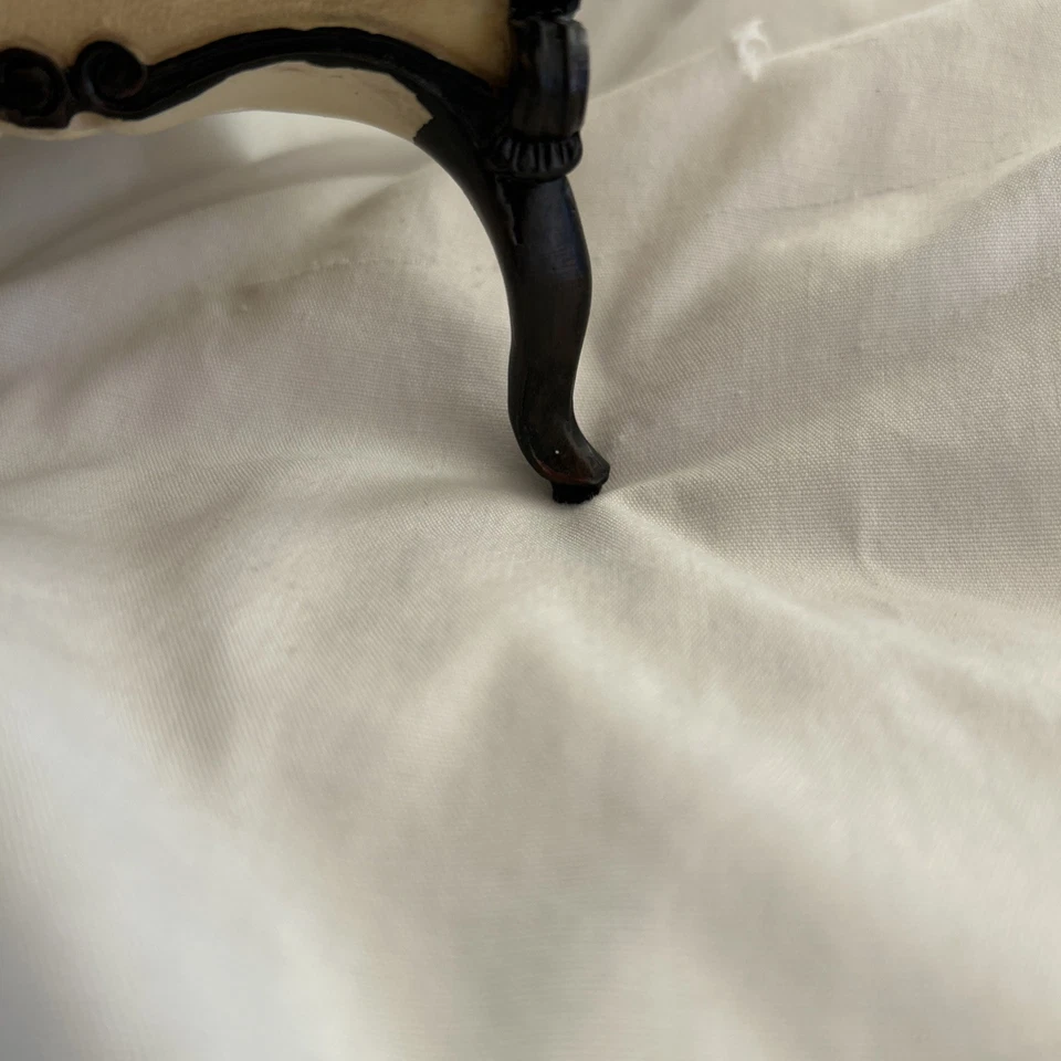 Миниатюрный кукольный домик викторианский стул кремовый цвет атласная однотонная обивка 8 дюймов высота - Изображение 4 из 4