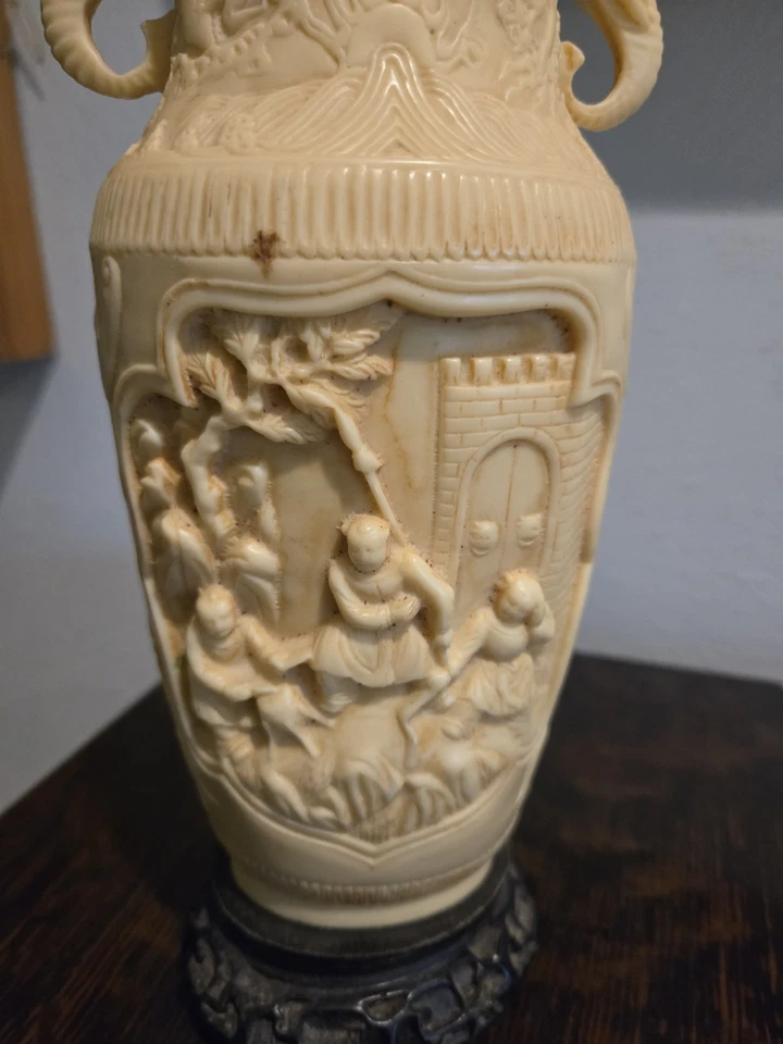 Jarrón asiático vintage de resina blanca tallado a mano de 10" sobre base firmado. Grandes detalles Foto 2 de 4