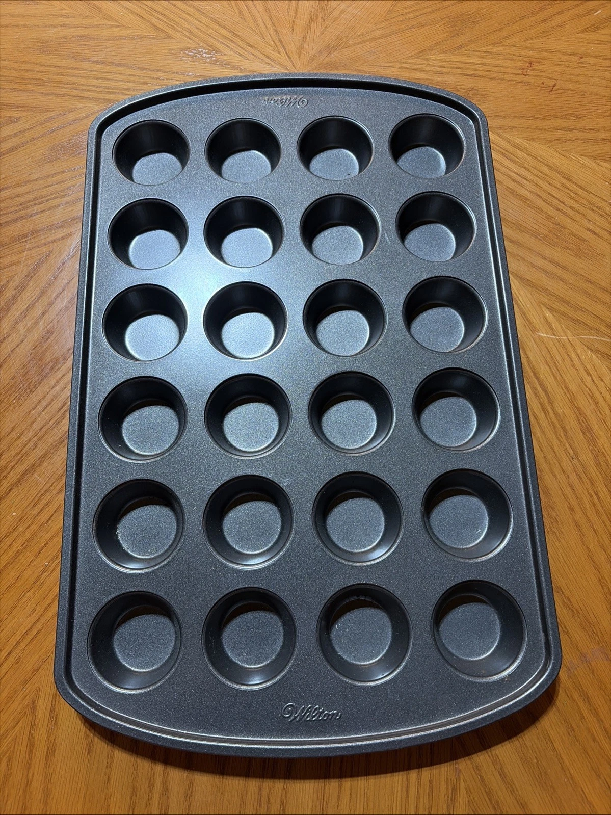 Wilton Perfect Result Premium Non-Stick Mini Muffin 24 Cupcake Pan Curved End
Opens in a new window