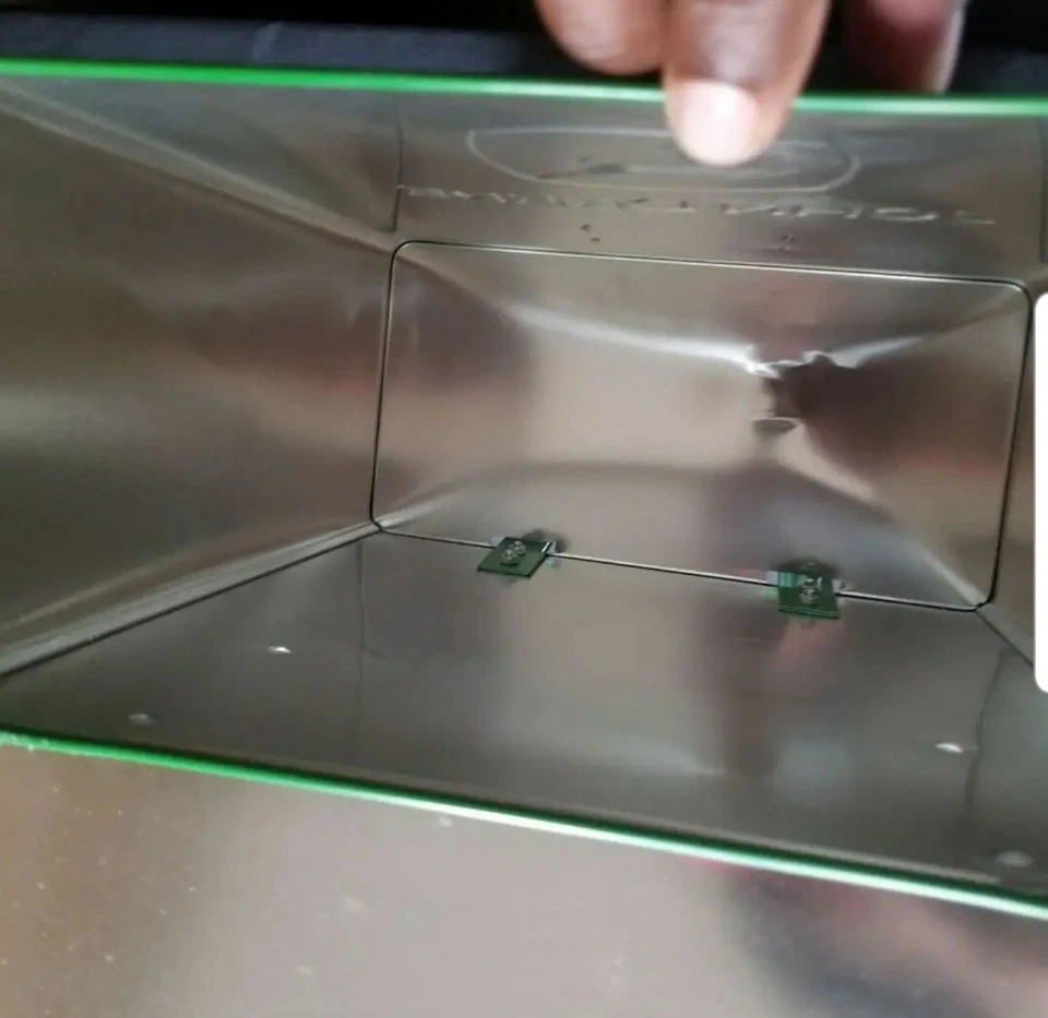 Buzón verde de montaje en pared John Deere con ganchos para periódicos y placa de identificación con logotipo 9x10x4 Foto 3 de 4