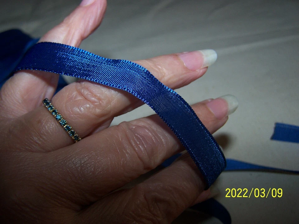 Ancien ruban en soie de couleur bleu foncé..  N°142 - Photo 3/4