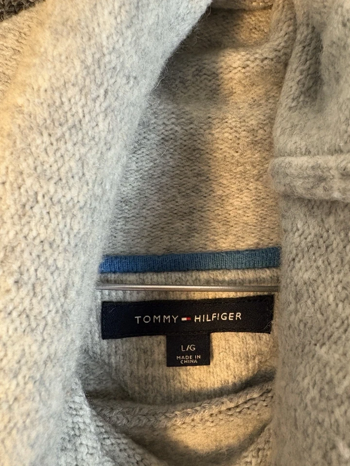Suéter Tommy Hilfiger Para Hombres Gris Cuello Tortuga Mezcla de Lana Spellout Talla Lg Suave Foto 4 de 4