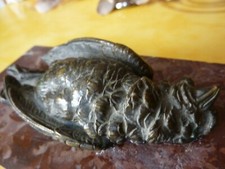 Superbe oiseau en bronze aux fins détails sur un plaque de marbre rouge