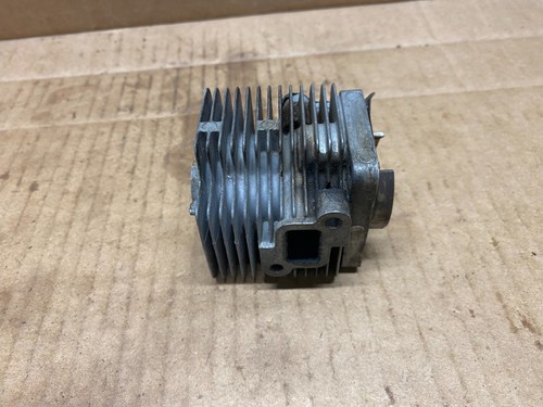 Un cilindro usado de una recortadora de cuerdas de eje curvo Stihl FS56 - Imagen 3 de 5