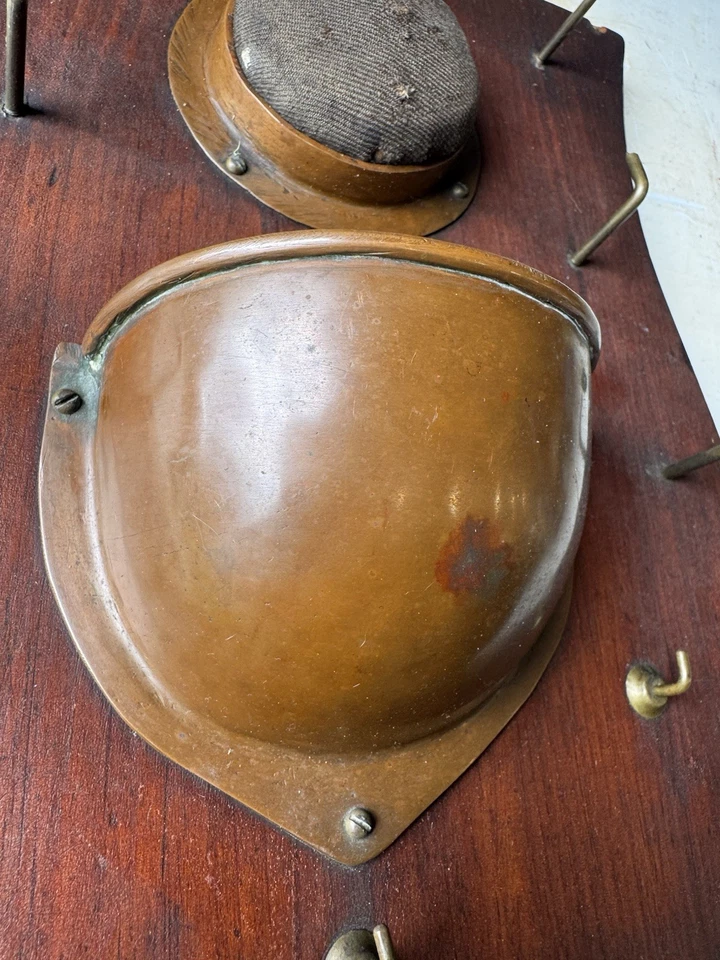 Старинная винтажная настенная стойка для ключей с латунной чашкой и крючками - Изображение 4 из 4