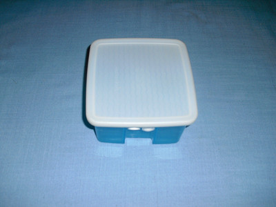 Vintage Tupperware Blue Vented Fridge Smart Container #3993A Seal #3994  4.5 Cup