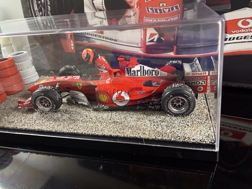 Ferrari F2004 DIORAMA LETTO GHIAIA VETRINA SCHUMACHER FORMULA 1 1:18 VETRINA - Foto 11 di 12