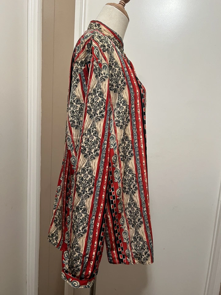 Blusa deportiva vintage renacentista estampada grande con botones para mujer Foto 3 de 4