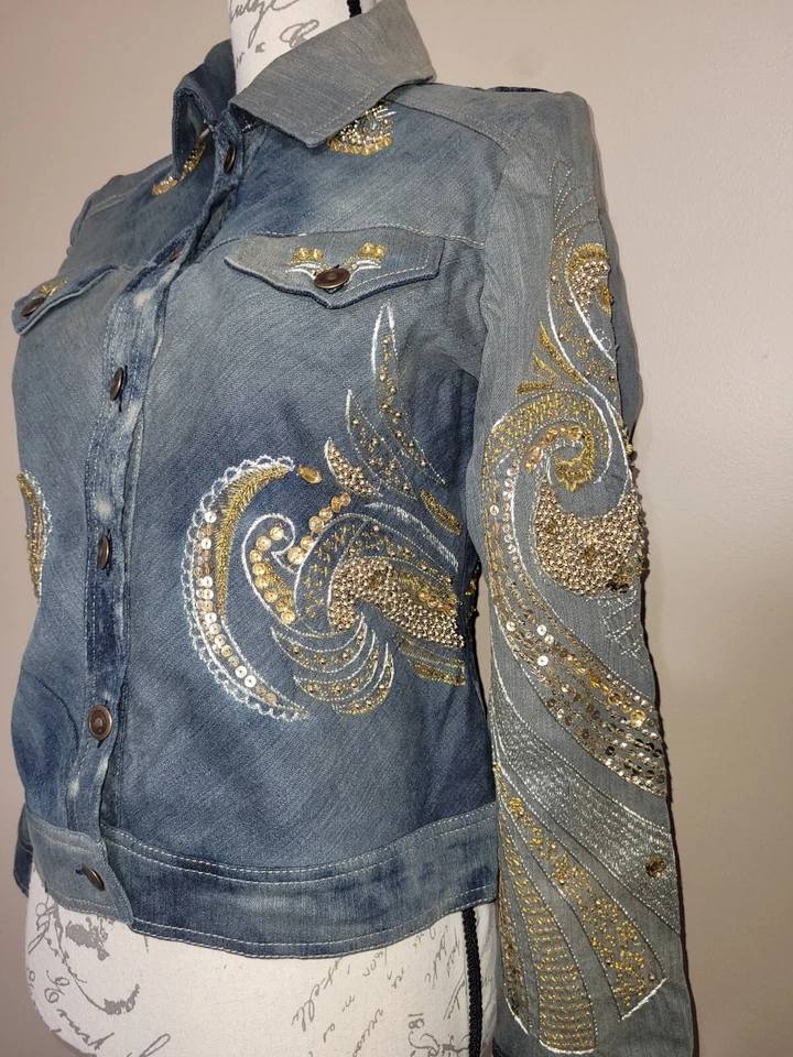 Chaqueta de Jean Chico's 0 Azul Lavado Ácido Denim Bordada Lentejuelas Doradas Cuentas Pequeña Foto 4 de 4