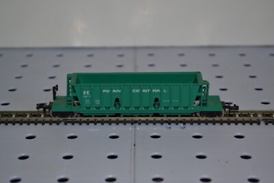 N Scale Minitrix Penn Central 3-bay longitudinal hopper