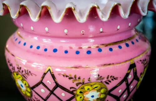 Par de lustres antiguos decorados en dorado con estuche de vidrio rosa con prismas de cristal - Imagen 6 de 10