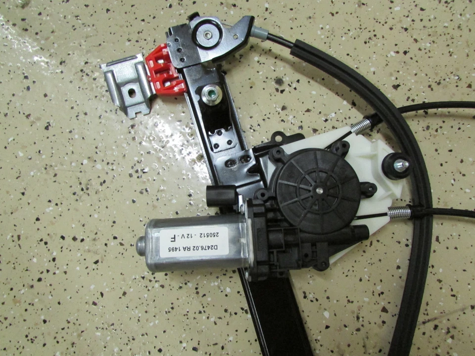 Maserati Quattroporte, RH, Right Rear Door Window Regulator, New, P/N 84934400 - Image 2 of 3