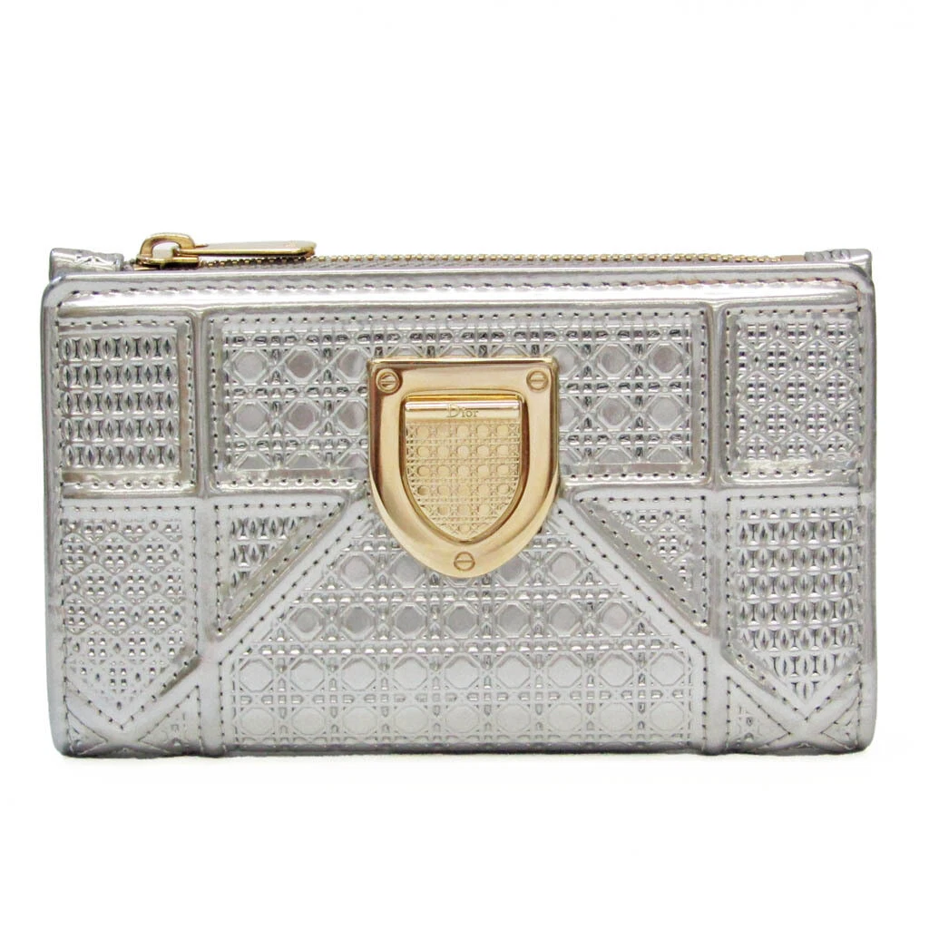Diorama top card holder