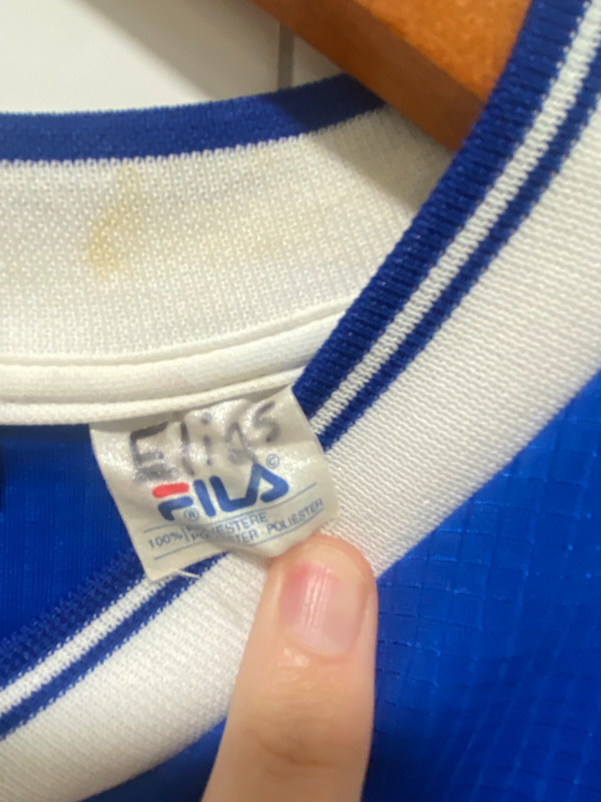 Camicia da allenamento vintage Fila da uomo piccola bianca blu poliestere manica corta collo a V