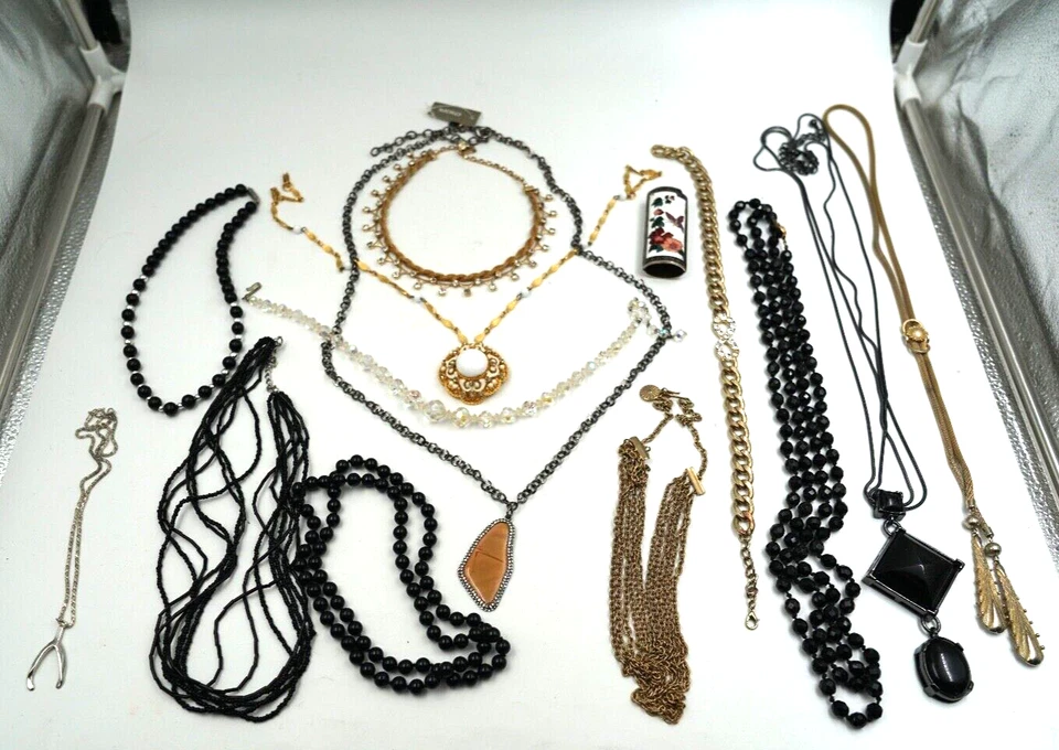 Lote - Collar Bisutería, Cuentas y Metal Tono Dorado, Estrás Elegante Foto 2 de 4