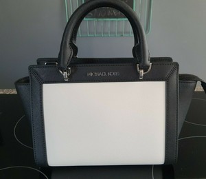 brandi small saffiano leather messenger bolsa