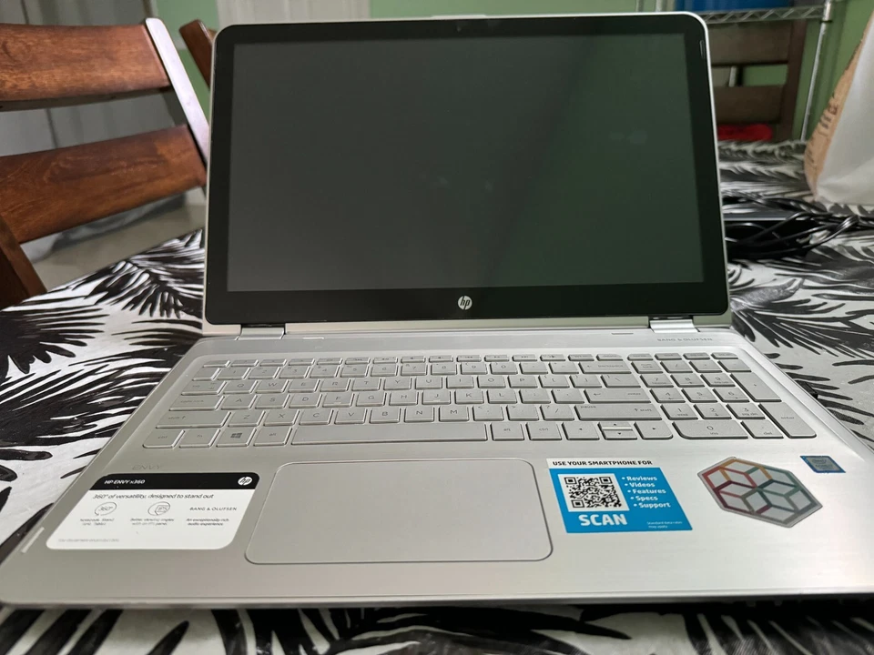 HP ENVY x360, plateado, 15,6 pulgadas, excelente estado, sin arañazos, sin abolladuras Foto 2 de 4