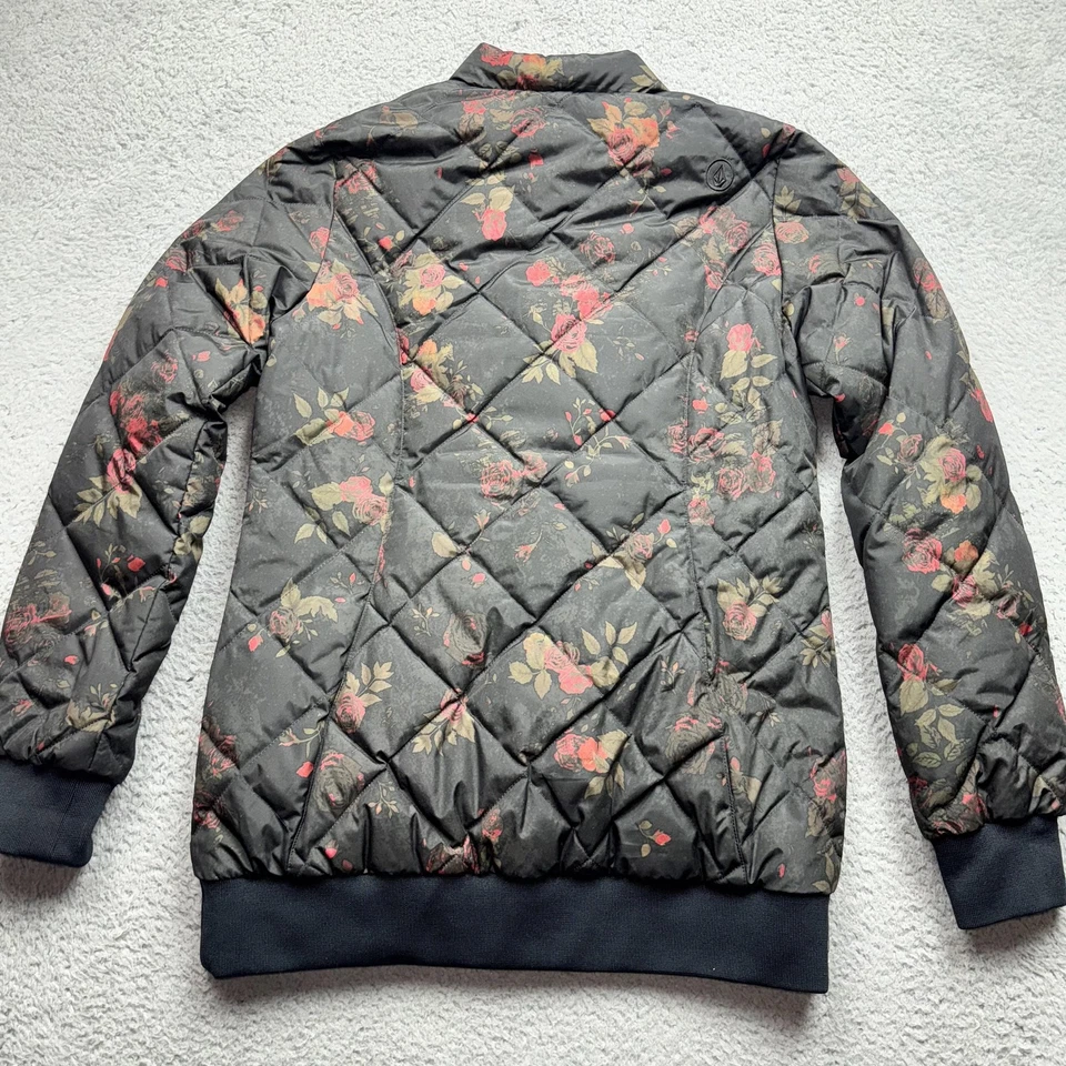 Куртка женская Volcom средний размер цветочный стеганая на молнии пуховик бомбардировщик легкая - Изображение 3 из 4