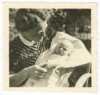 Beautiful Portrait of Mother & Child in June 1941 - Vintage Photo 1940s