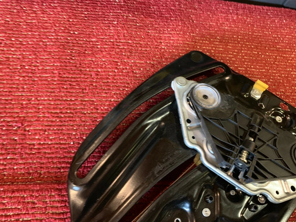 BMW F23 CONVERTIBLE REAR RIGHT PASSENGER SIDE WINDOW REGULATOR MOTOR OEM 33K - Image 3 of 4