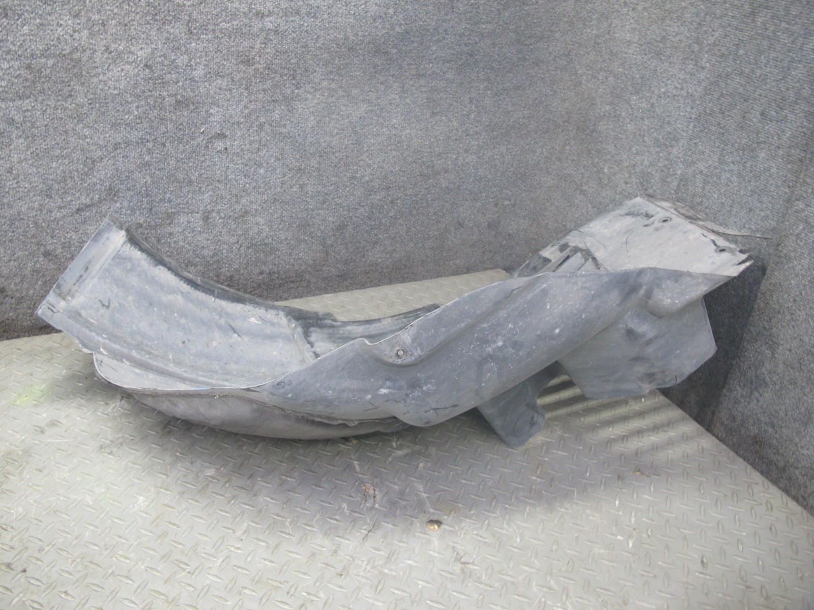 2017-2020 MASERATI LEVANTE M161 FRONT RIGHT FENDER LINER SPLASH SHIELD GUARD SET