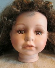 VINTAGE PORCELAIN/CERAMIC HEAD PARTS 4" BROWN EYES BROWN WIG COLLECTIBLE DOLL