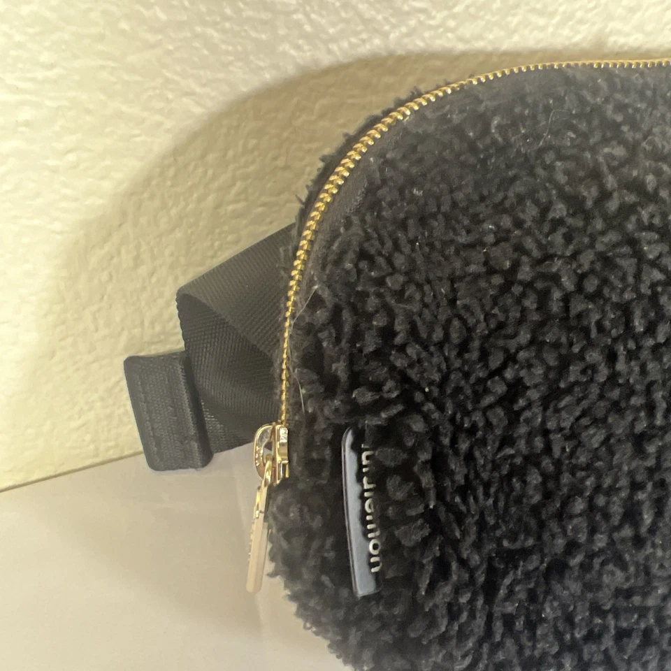 Bolso Cinturón Lululemon Everywhere Vellón Sherpa Negro Dorado Herrajes Foto 3 de 4