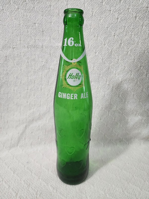 Vintage Rare 56 Holly Ginger Ale Hearts on the Glass ACL Bottle, Youngstown, OH