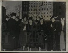 1938 Press Photo New York Princesses entering Rockefeller Center NYC - neny11116